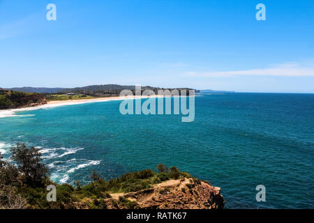 Turimetta Head Aussichtspunkt mit Blick auf Mona Vale Strand, einem der nördlichen Sydney's Strände auf eine Cloud-freien Sommer Tag (Sydney, Australien) Stockfoto