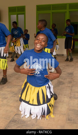 Schüler aus Bwindi Junior School Durchführen einer Tanz für Touristen vor dem Gorilla Trekking safari, Bwindi Impenetrable Nationalpark, Uganda Stockfoto