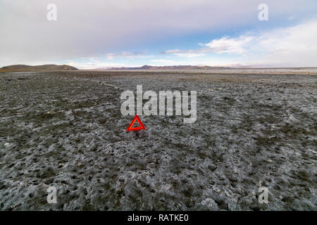 Ein Warnschild auf dem Trockenen, Urmia See, den zweitgrößten Salzsee der Welt Stockfoto