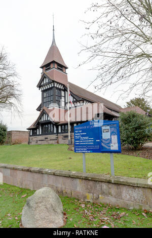 Dezember 2018 - Die West End von St John's Church von der Avenue gesehen, High Legh, Knutsford, Cheshire, England, Großbritannien Stockfoto