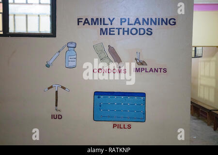 Wandgemälde von Methoden der Familienplanung, Bwindi Community Hospital, Uganda, Afrika Stockfoto