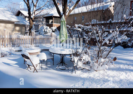Terrasse im Freien mit Schnee warten auf Sommer abgedeckt. St. Paul Minnesota MN USA Stockfoto