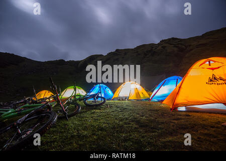 Eine Reihe von Zelten nachts auf Khalia oben über der Stadt Munsyari in Uttarakhand, Indien Himalaya. Die Panchchuli gipfeln in der Ferne. Stockfoto