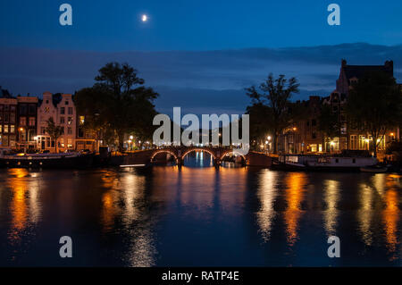 Romantischer Abend Blick auf eine Gracht in Amsterdam Stockfoto