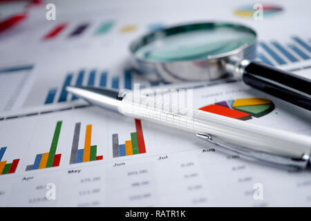 Lupe auf Diagramme Diagramme Tabellenkalkulation Papier. Finanzielle Entwicklung, Bankverbindung, Statistiken, Investitionen analytische Forschung Daten Wirtschaft. Stockfoto