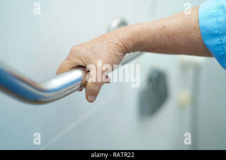 Asiatische Senior oder ältere alte Dame Frau Patienten nutzen, WC Badezimmer mit Sicherheit in der Krankenpflege Krankenhaus: Gesunde starke medizinische Konzept. Stockfoto