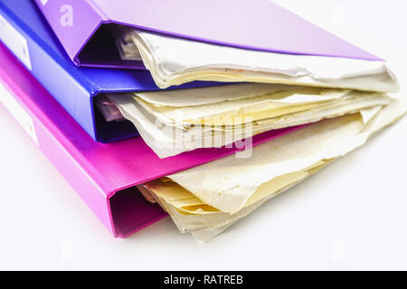 Datei Ordner Binder Stack von Multi Color auf Tisch im Amt. Stockfoto