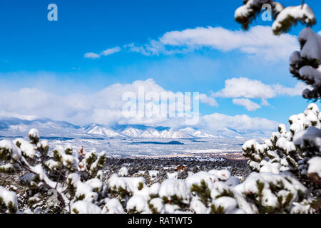 Panorama Aussicht auf die schneebedeckten Sawatch Range, Rocky Mountains, der Arkansas River Valley in der Nähe von Salida, Colorado, USA Stockfoto