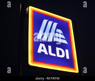 Aldi neon Store Shop Shopping Zeichen Logo bei Nacht Stockfoto