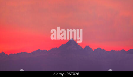 Monte Viso bei Sonnenuntergang, der höchste Berg der Cottischen Alpen im Piemont, Italien Stockfoto