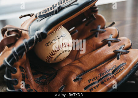 London, Großbritannien - 3. Januar 2019: Nahaufnahme von einem weißen baseball ball innerhalb tan Baseball Handschuh. Mit Ursprung in England im 18. Jahrhundert, Baseball ist ein widel Stockfoto