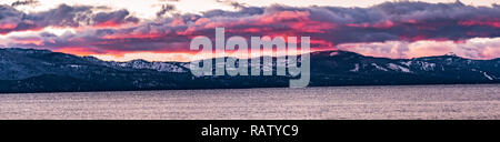 Die schöne Aussicht auf den Sonnenuntergang von Lake Tahoe, Sierra Berge im Schnee vizible im Hintergrund; Kalifornien Stockfoto