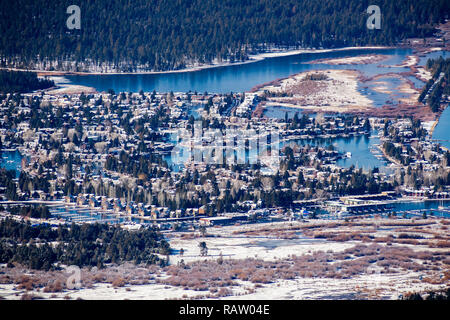 Luftaufnahme von einem Wohngebiet in South Lake Tahoe, mit Häuser am Ufer des künstlichen Kanäle gebaut, Kalifornien; sonnigen Wintertag Stockfoto