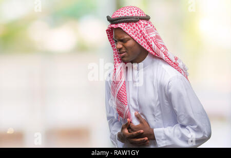 Junge arabische afrikanischen Mann mit traditionellen Kufiya über isolierte Hintergrund mit Hand auf Magen, Übelkeit, schmerzhafte Krankheit, Unwohlsein. Ac Stockfoto