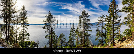 Lake Tahoe Shoreline an einem schönen Wintertag, Sierra Nevada Stockfoto