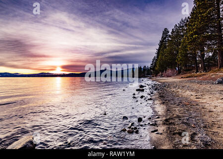 Sonnenuntergang am Nordufer des Lake Tahoe, Kalifornien Stockfoto