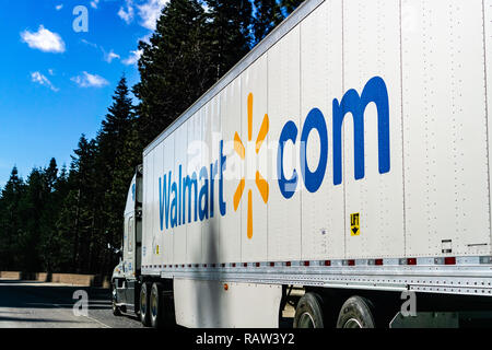 Dezember 27, 2018 Truckee/CA/USA - Walmart Lkw fahren auf der Autobahn durch die Sierra Berge Stockfoto