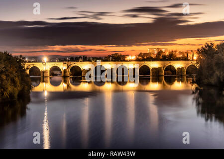 Beleuchtete Römische Brücke über den Fluss Guadalquivir am Abend in Cordoba, Andalusien, Spanien Stockfoto