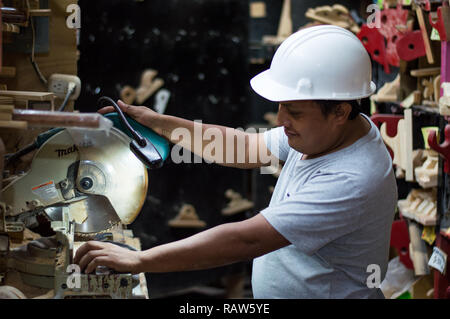 Tischler mit einer Makita compound Mitre saw an Schreinerei Stockfoto