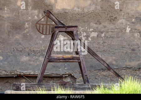 Holz- Mittelalterliches Katapult. Ballistische Gerät. Alte militärische Technologie Stockfoto