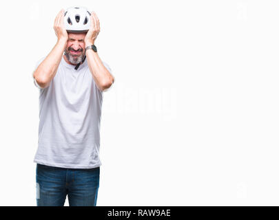 Mittleres Alter senior hoary Radfahrer Mann mit Fahrrad Sicherheit helment isoliert Hintergrund Kopfschmerzen leiden, verzweifelte und betonte, weil Schmerz und mi Stockfoto