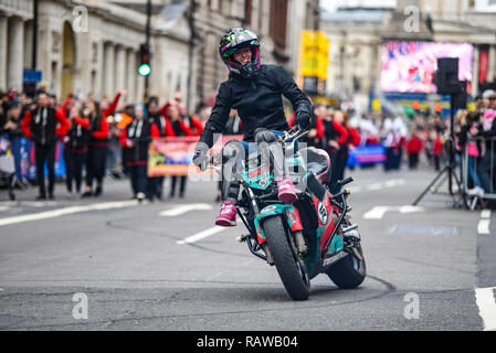 Moto Stunts internationale Motorrad display Team am Tag London New Year's Parade. Cassandra Ryder von Verkümmerten Realität Motorrad Stunt in Whitehall Stockfoto