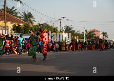 Bissau, Republik Guinea-Bissau - Februar 12, 2018: Zwei junge Mädchen in traditioneller Kleidung während der Karneval in der Stadt der Biz Stockfoto