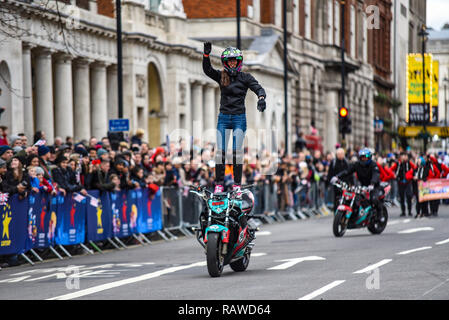 Moto Stunts internationale Motorrad display Team am Tag London New Year's Parade. Cassandra Ryder von Verkümmerten Realität Motorrad Stunt in Whitehall Stockfoto