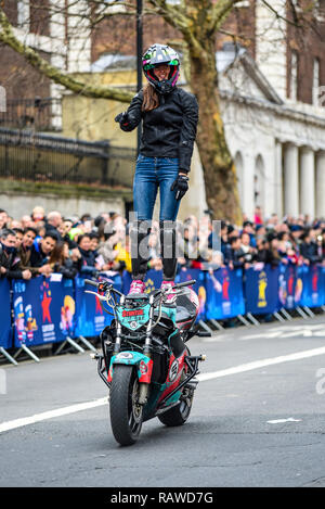 Moto Stunts internationale Motorrad display Team am Tag London New Year's Parade. Cassandra Ryder von Verkümmerten Realität Motorrad Stunt in Whitehall Stockfoto