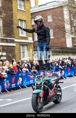 Moto Stunts internationale Motorrad display Team am Tag London New Year's Parade. Cassandra Ryder von Verkümmerten Realität Motorrad Stunt in Whitehall Stockfoto