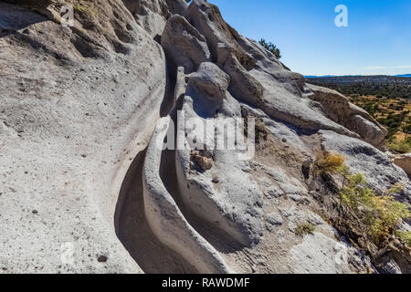 Trail cut in den weichen vulkanischen Tuff Rock von Schuhen durch die Jahre, an der Tsankawi prähistorischen Stätten in Bandelier National Monument in der Nähe von Los Alamos Stockfoto