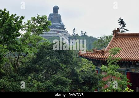 Die Landschaft der Insel Lantau in Hongkong mit dem Tian Tan Buddha auch als Big Buddha im Hintergrund bekannt. Stockfoto