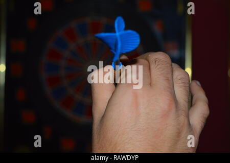 Darts, Person spielen Dart schlagen Bulls Eye Stockfoto