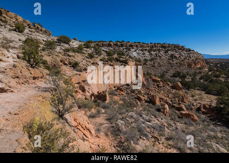 Wanderweg entlang einer Klippe an der Tsankawi prähistorischen Stätten in Bandelier National Monument in der Nähe von Los Alamos, New Mexico Stockfoto