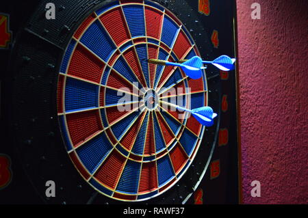 Darts, Person spielen Dart schlagen Bulls Eye Stockfoto