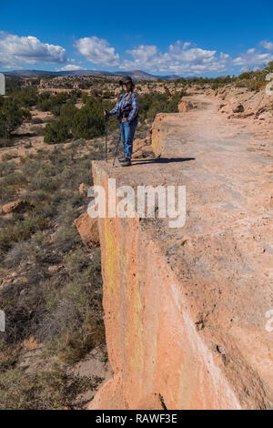 Karen Rentz am Weg entlang einer Klippe an der Tsankawi prähistorischen Stätten in Bandelier National Monument in der Nähe von Los Alamos, New Mexico Stockfoto