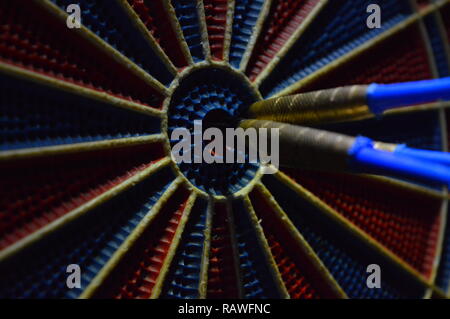 Darts, Person spielen Dart schlagen Bulls Eye Stockfoto