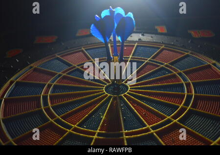 Darts, Person spielen Dart schlagen Bulls Eye Stockfoto