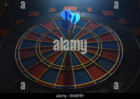 Darts, Person spielen Dart schlagen Bulls Eye Stockfoto