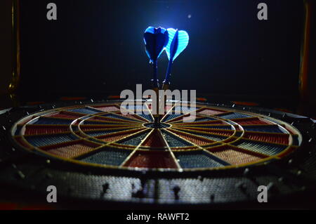 Darts, Person spielen Dart schlagen Bulls Eye Stockfoto