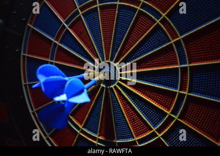 Darts, Person spielen Dart schlagen Bulls Eye Stockfoto