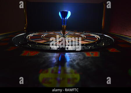 Darts, Person spielen Dart schlagen Bulls Eye Stockfoto
