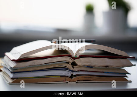 Bücher liegen auf dem Tisch im Büro zu Hause Stockfoto