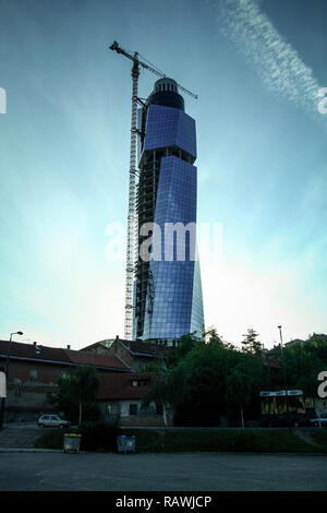 SARAJEVO, BOSNIEN HERZEGOWINA - Juni 6, 2008: Avaz Twist Tower am Morgen während der Bauphase mit Kränen und Gerüsten. Avas Turm ist der m Stockfoto