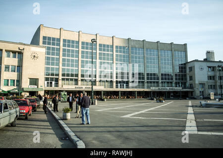 SARAJEVO, BOSNIEN - Juni 6, 2008: Haupteingang des Sarajevo Bahnhof mit Taxifahrer vor. Der Hauptbahnhof und eine Drehscheibe für Th Stockfoto