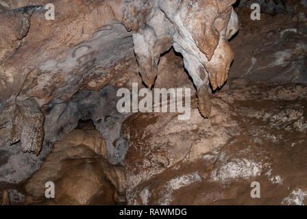 Die form von mineralischen Ablagerungen an den Wänden der Höhle Seplawan, Indonesien Stockfoto