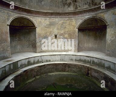 Italien. Pompeji. Das Forum Thermalbäder. Öffentliche Bäder. Edificated sofort nach der Gründung der Kolonie, sie wurden in menÕs und womenÕs Abschnitt unterteilt. Zimmer des Frigidarium (kalte Pool). Kampanien. Stockfoto