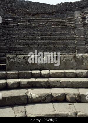 Italien. Pompeji. Alte römische Stadt, die vom Ausbruch des Vesuv im Jahr 79 N.CHR. zerstört. Das kleine Theater oder Odeon. Überdachte Theater "teatrum Tectum', Sat 1500 Zuschauer, in 80 v. Chr. erbaut. Blick auf die "cavea', die Abschnitte in drei Abschnitte gegliedert, entsprechend der sozialen Klasse der Zuschauer. Die ima-cavea, niedrigste Teil (für die oberen Ränge der Gesellschaft), die Medien cavea (für Männer), der 'summa cavea', höchste Abschnitt (für Frauen und Kinder). Kampanien. Stockfoto