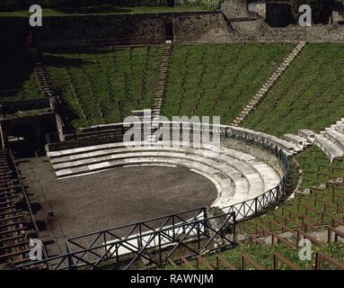 Italien. Pompeji. Alte römische Stadt, die vom Ausbruch des Vesuv im Jahr 79 N.CHR. zerstört. Die großen Theater. Jahrhundert v. Chr.. Er setzte sich rund 5.000 Zuschauer. Blick auf die Sitzecke (CAVEA), Bühne (Orchester) und Marmor tribunalia. Kampanien. Stockfoto