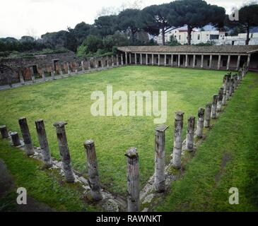 Italien. Pompeji. Quadriporticus der Theater oder Gladiatoren-Kaserne. Es umfasst ein großes Viereck mit 74 dorischen tuff Spalten als Foyer verwendet umgeben. Auf diesem Bereich Zuschauer konnten während der Intervalle der Theater zeigt. Nach dem Erdbeben von 62 AD das Gebäude seine Funktion und wurde als Kaserne für Gladiatoren. Theater Bereich. Kampanien. Stockfoto